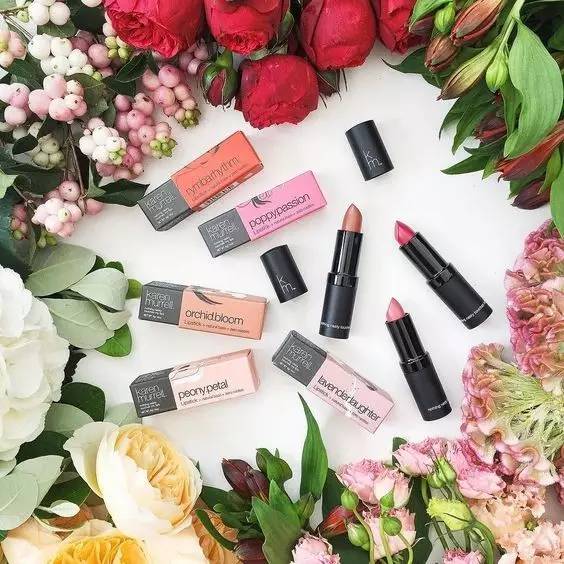 它既是女人们迷人的必备品，但它也是是女人的毒药！