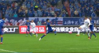 这种莽夫不配踢中超！蹬踹伤人如便饭把队友踢休克，竟毫无悔意