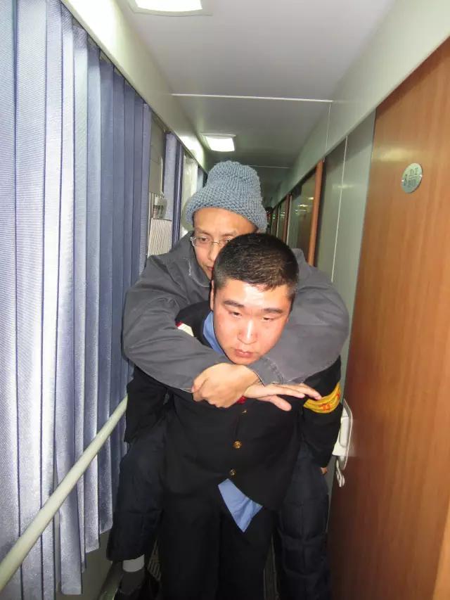 火车列车员真实工作,火车上的列车员一个月工资多少钱