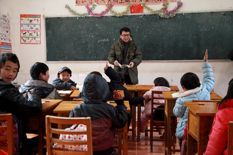 山巅教学点：一对父子60载坚守