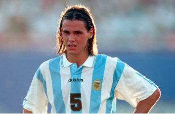 他们就这样坐在那条叫做青春的河流两岸相互看着对方