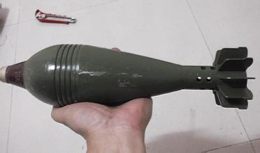 迫击炮弹后面的白色环,迫击炮弹尾部为什么绑沙袋