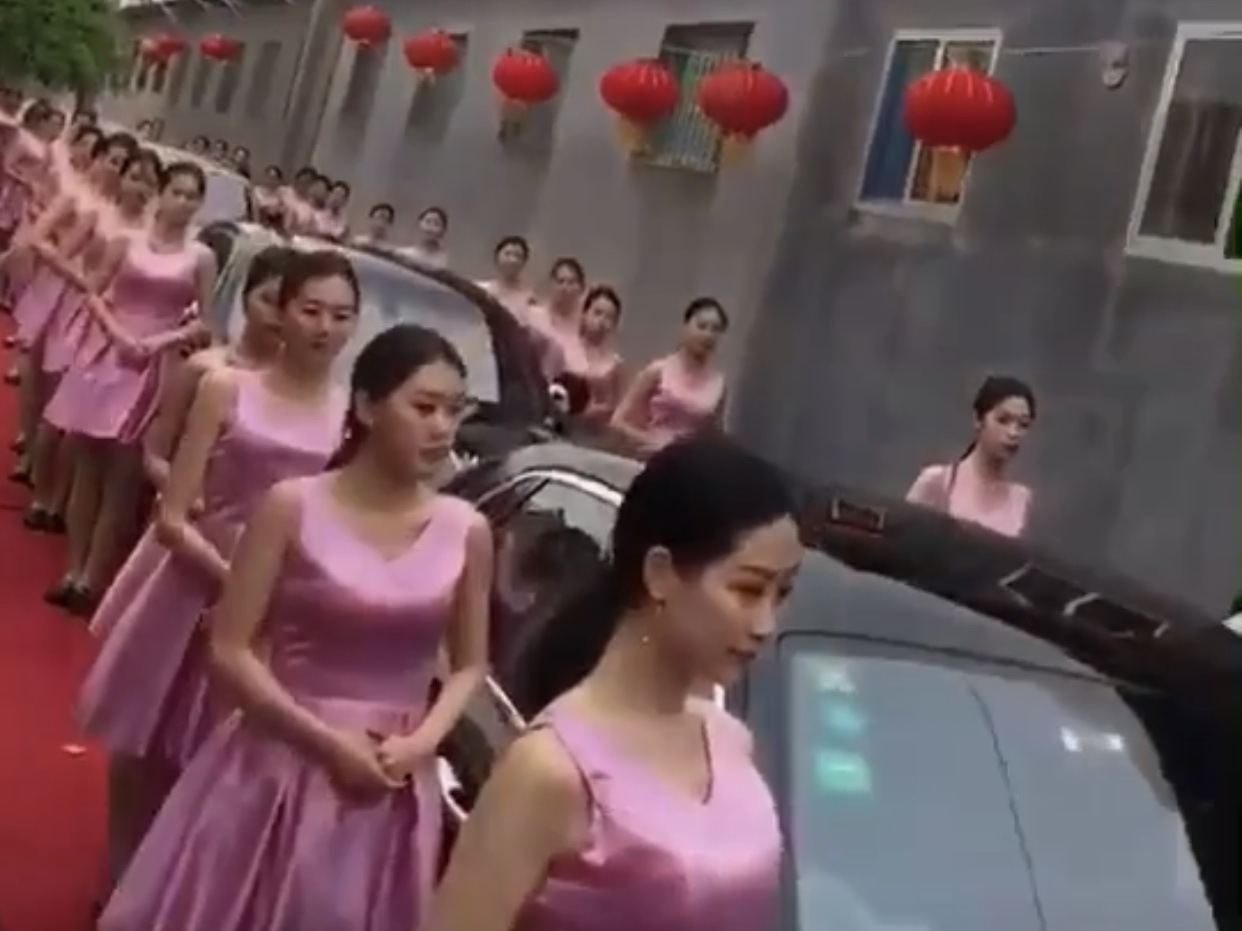 40辆豪车两架直升机迎亲,40辆豪车两架直升飞机迎亲