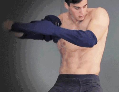 六岁被阿玛尼钦点为*用御**模特，他独家的身材秘笈