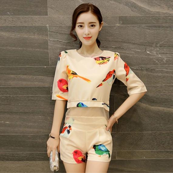 什么样的衣服显得气质又好看,时装秀凸显出大方得体的气质美感