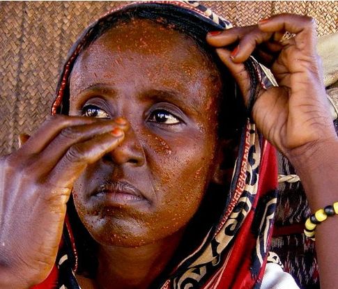 最奇葩的美容秘方,世界各地的7个最古怪的美容标准