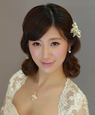 胖人婚纱照怎样做发型才显脸小？15款婚纱照发型