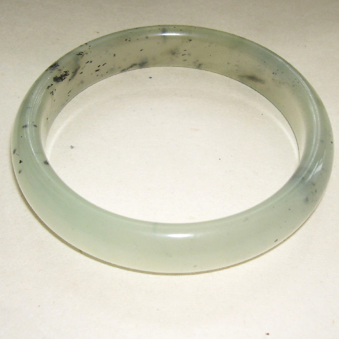 和田玉手镯常见的以假乱真把戏。