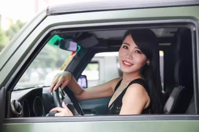 神州专车9·3阅兵车开到重庆，不少市民上车体验