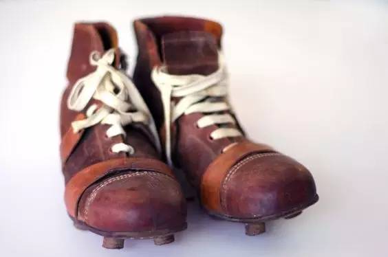 有棱条的足球鞋,综合性比较强的足球鞋推荐