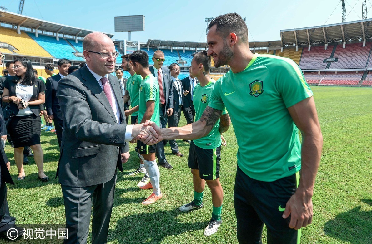 俱乐部今迎贵宾捷克总理获赠国安战袍