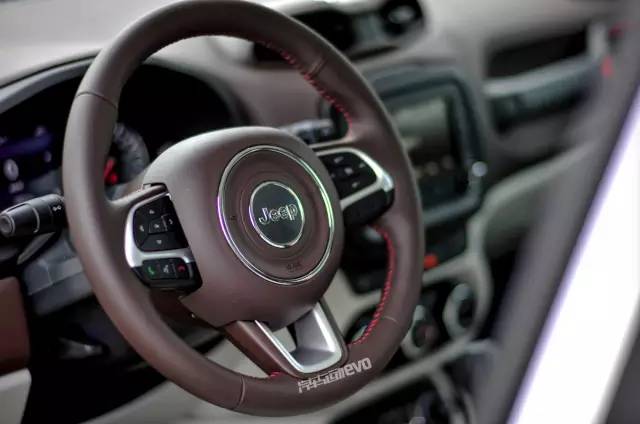 jeep自由侠试驾第一视角,毒辣车评jeep自由侠