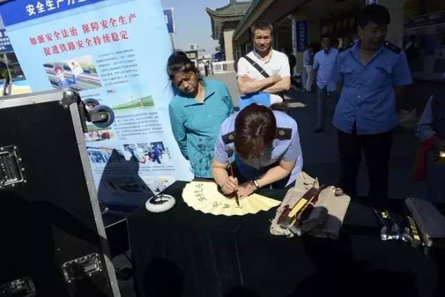 进入高温“烧烤”模式，看西铁青年怎样为了大家的安全代言！