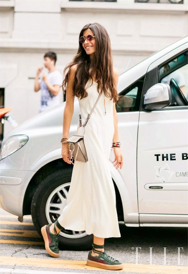 运动鞋配什么连衣裙子好看,运动鞋与裙子怎么搭出高级感