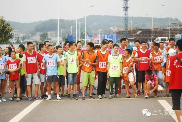 哇塞，龙头山好热闹，人人都在领奖品！