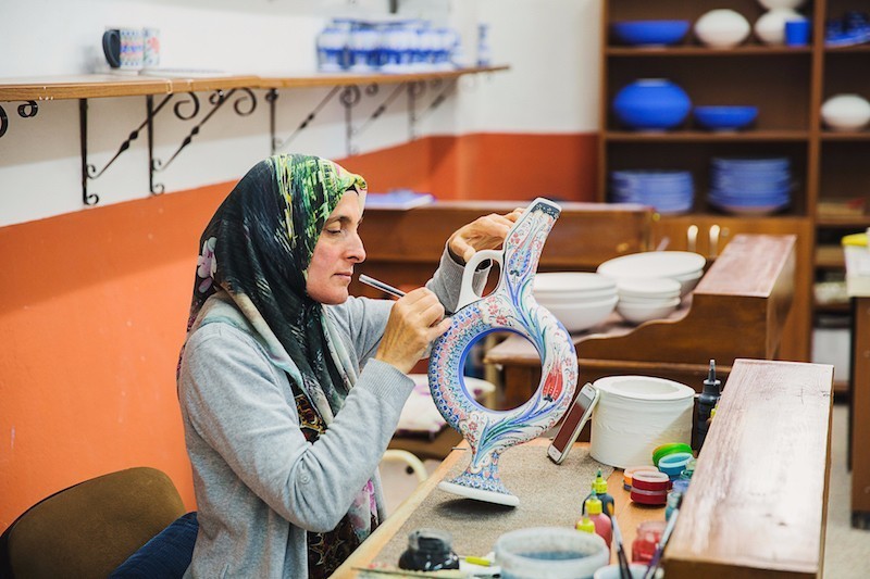 人在路上该怎么走,人在吃饭的时候应该怎么吃