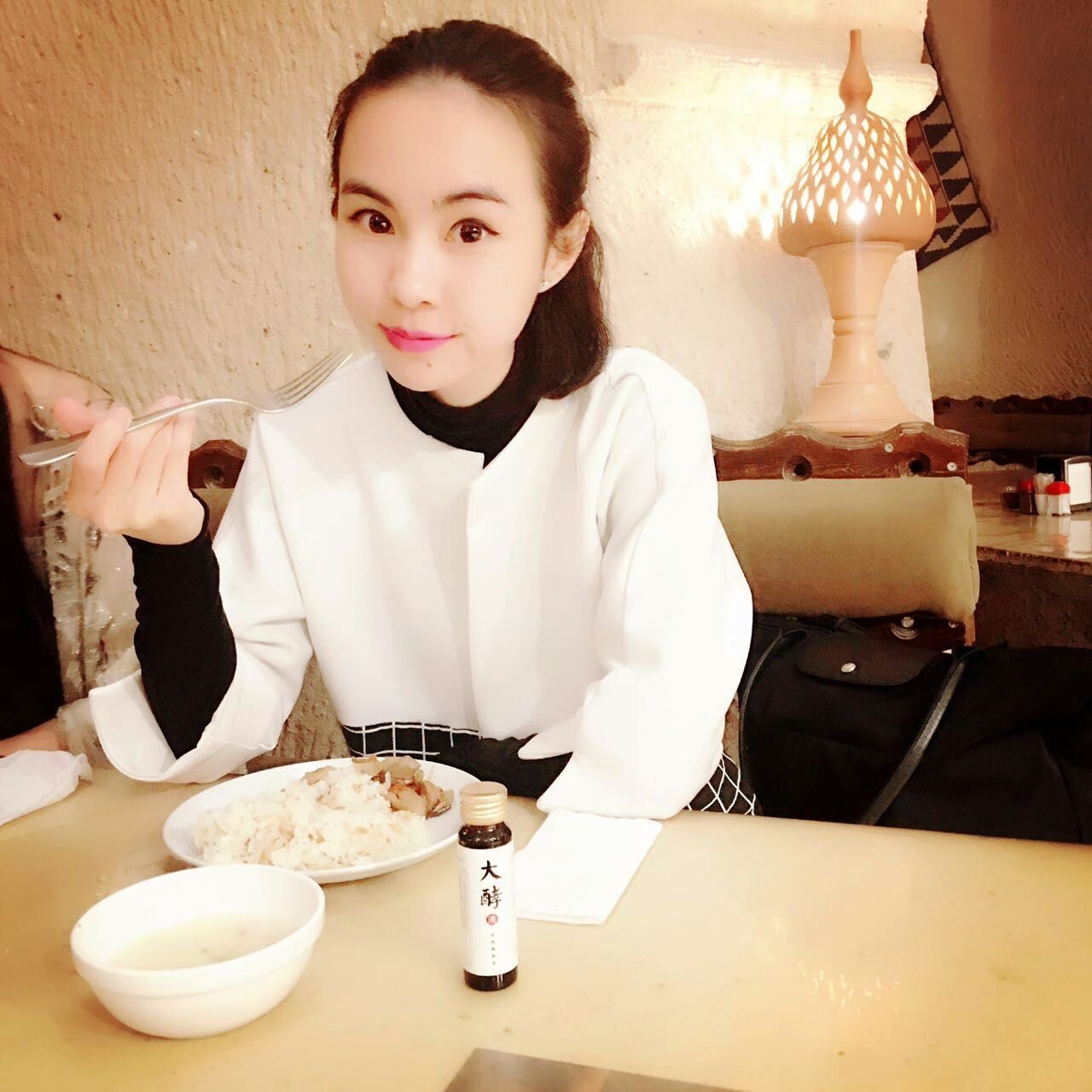 人在路上该怎么走,人在吃饭的时候应该怎么吃