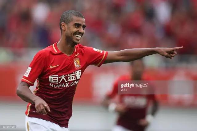 赛季没过半打进25球,恒大2023-2024赛季球衣