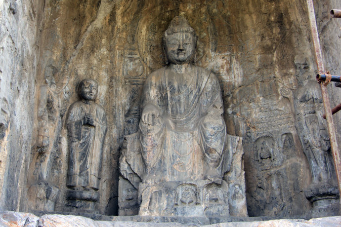 典型的净土宗“西方三圣”造像石窟。
