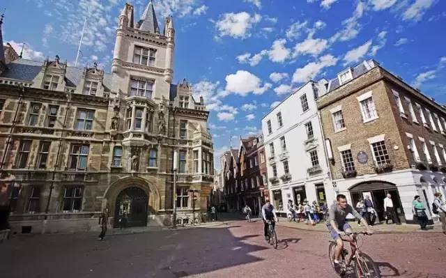 小编写完这条微信就请假去英国了，老板，这是我离英国最近的时刻