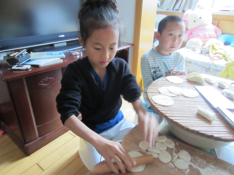晚饭吃饺子，我与儿子打了个赌，饺子端上来一看，我差点输掉*裤内**