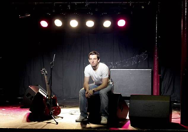 熬夜看足球的视频音乐,熬夜看世界杯球赛有用吗