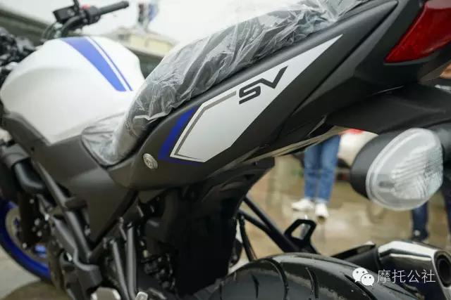 铃木gw250双缸水冷最新款街车,gw250神车到底怎么样