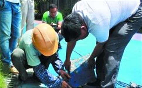 小学现恶臭篮球场家长成立小组追踪始末