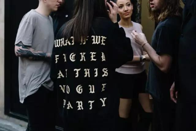 城内的人迷茫城外的人慌张,城里的人不懂城外人的快乐