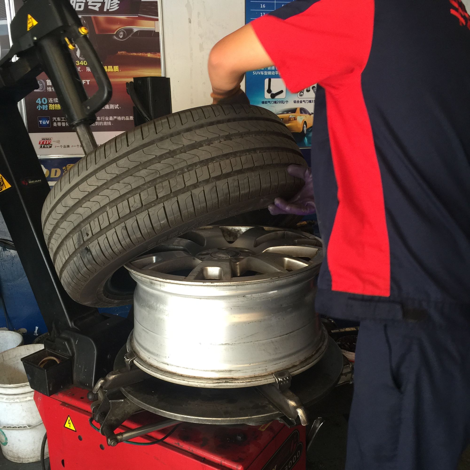 倒霉轮胎扎钉子,倒霉汽车轮胎被扎