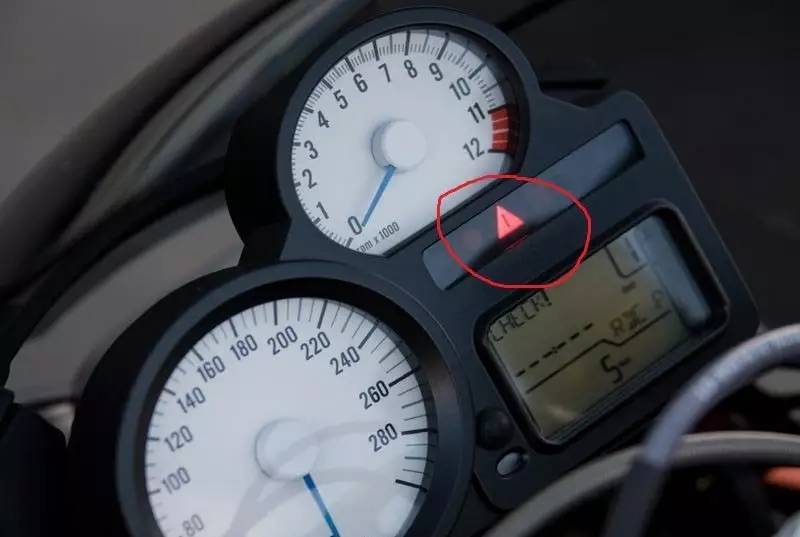 跑一会abs灯就亮abs就失灵,abs刹车失灵解决方法