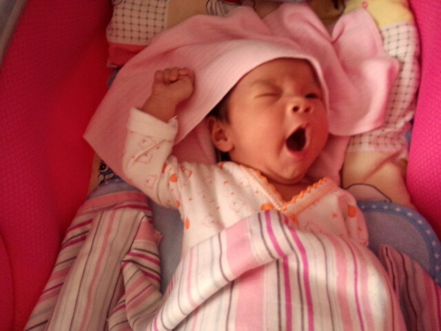 婴儿听到门外的鞭炮声结果吓哭了,响鞭炮会吓着小婴儿吗