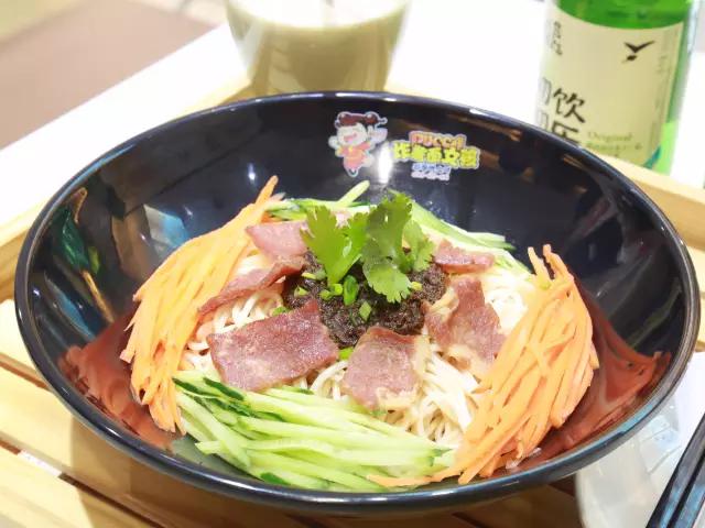 爱就是你对我说，“慢慢吃，我等你”。