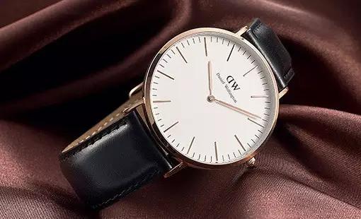 dw手表是上电子的么,dw手表里面是水晶吗