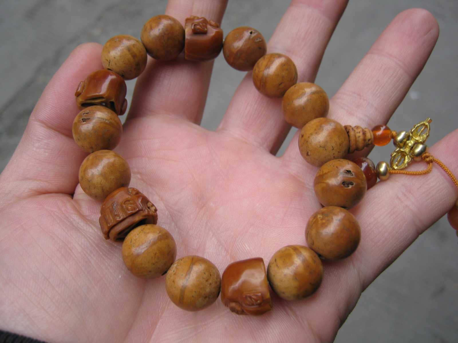 菩提手串怎么保养才能变亮,猴头菩提如何盘玩和保养