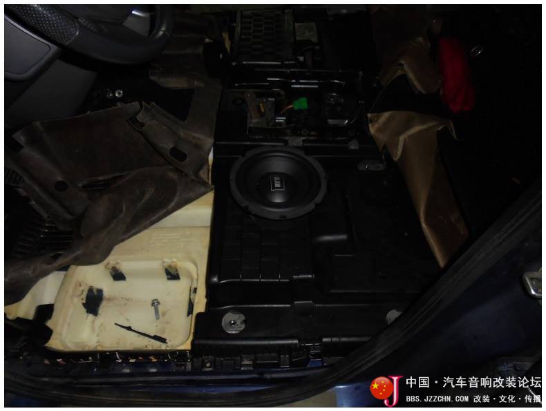 除了超薄低音，看他怎样把低音倒模在座椅下面，很严谨