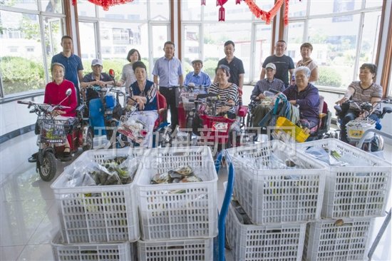 锦源福公司献爱心送粽子情暖截瘫疗养院