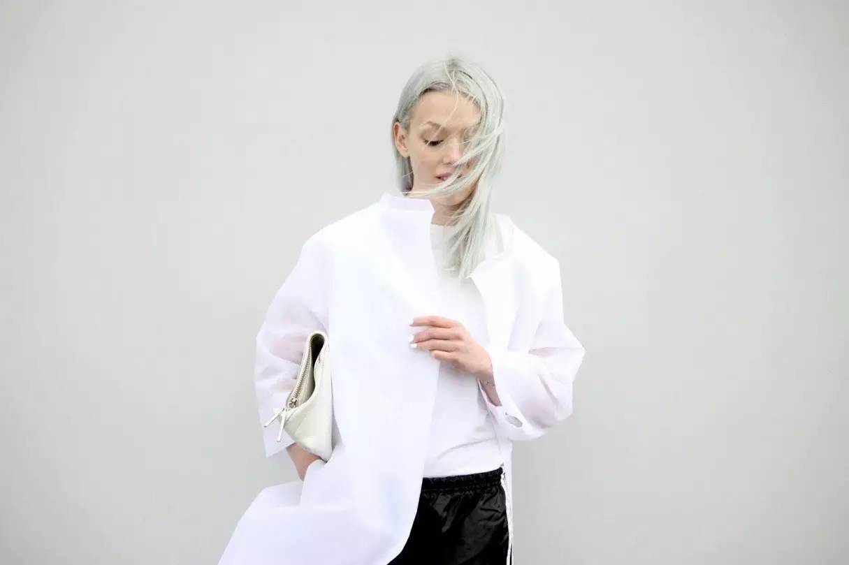 为什么我们穿很多衣服都不奇怪,为什么我们天天都要穿红色的衣服