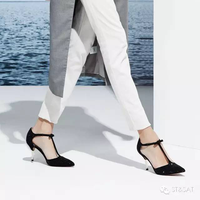 鞋子里面磨脚怎么办小妙招,鞋子后脚跟磨脚该怎么处理