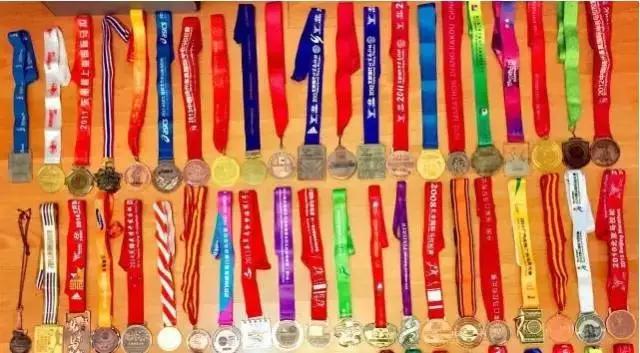 奖牌奖杯怎么摆放好看,奖牌怎么摆放地上才显逼格