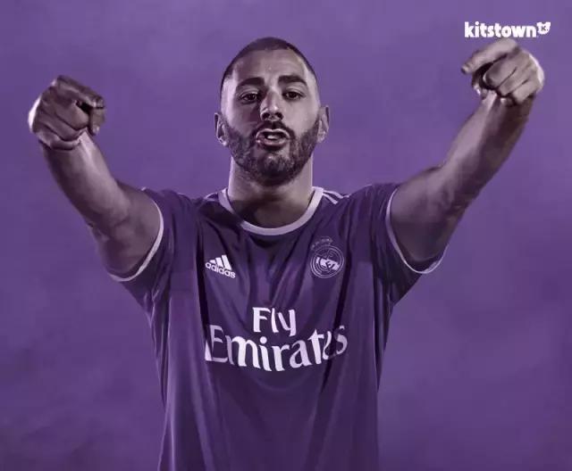 皇马球员与巴萨球员换球衣,西甲皇马不敌巴萨客场球衣