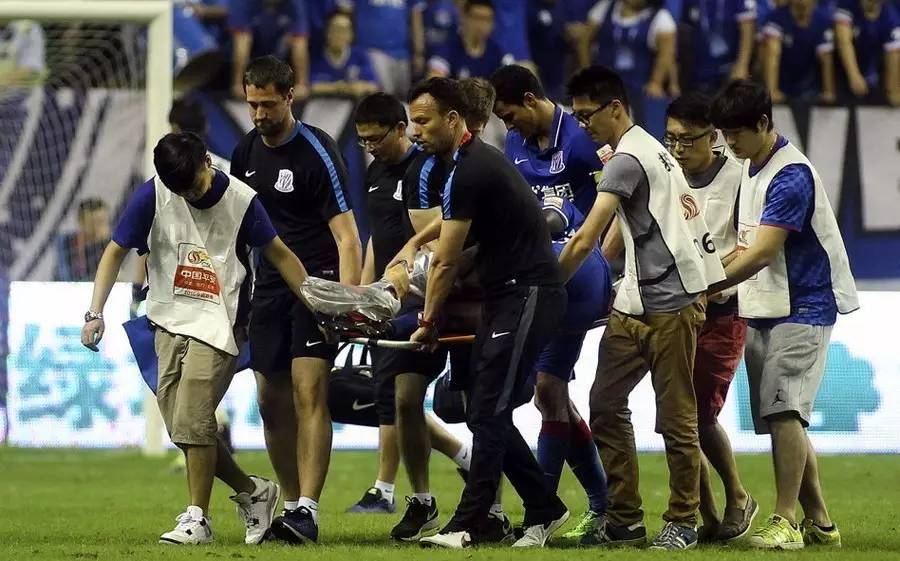 断腿惨案田径,业余足球场上断腿惨案