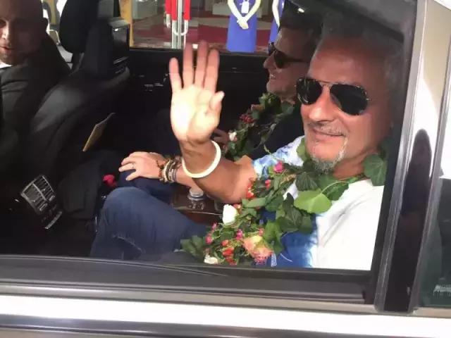 一位男神今天来到了青岛！粉丝见到他纷纷泪奔