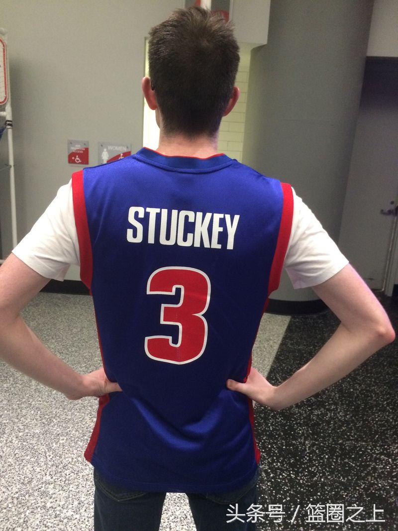 球迷也是风景线！夏季联赛场边出现了14件另类球衣！