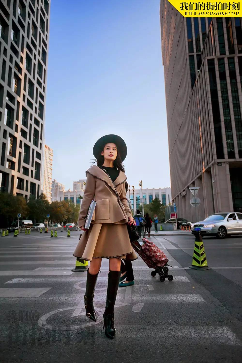 今天接着送钻石2016年美腻的街拍编辑们要带领大家成为穿衣高手！