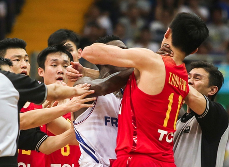 断腿惨案田径,业余足球场上断腿惨案