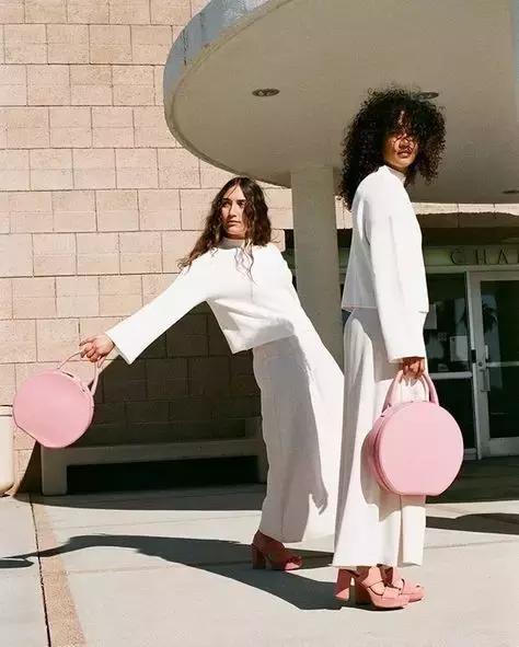 60岁阿姨都穿小白鞋，那我只好穿小粉鞋了