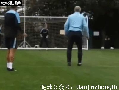 足坛教练秀球技,足坛温格名场面