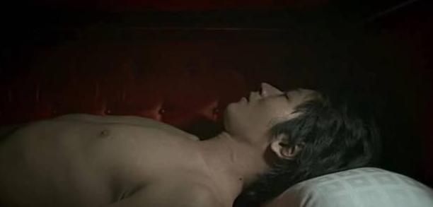 亲吻爱抚别人的新娘遭报应，这爱情来得有点重口惊悚