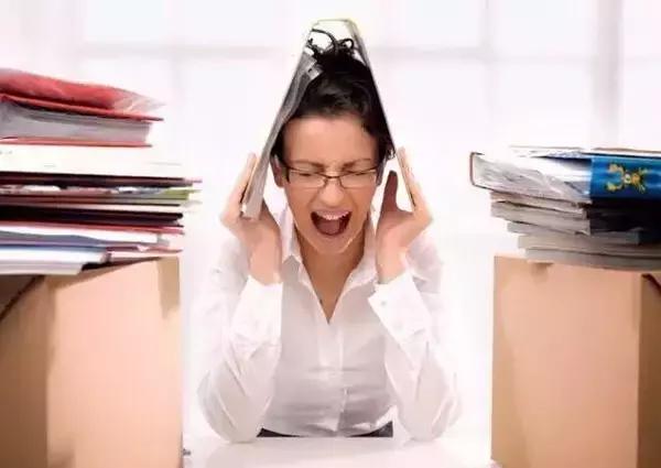 如果你耳朵一直耳鸣怎么办,耳朵嗡嗡的一招解决小窍门